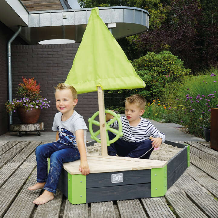 Zwei Jungs spielen mit Exit Toys Aksent Holzsandkasten Boot 800x800